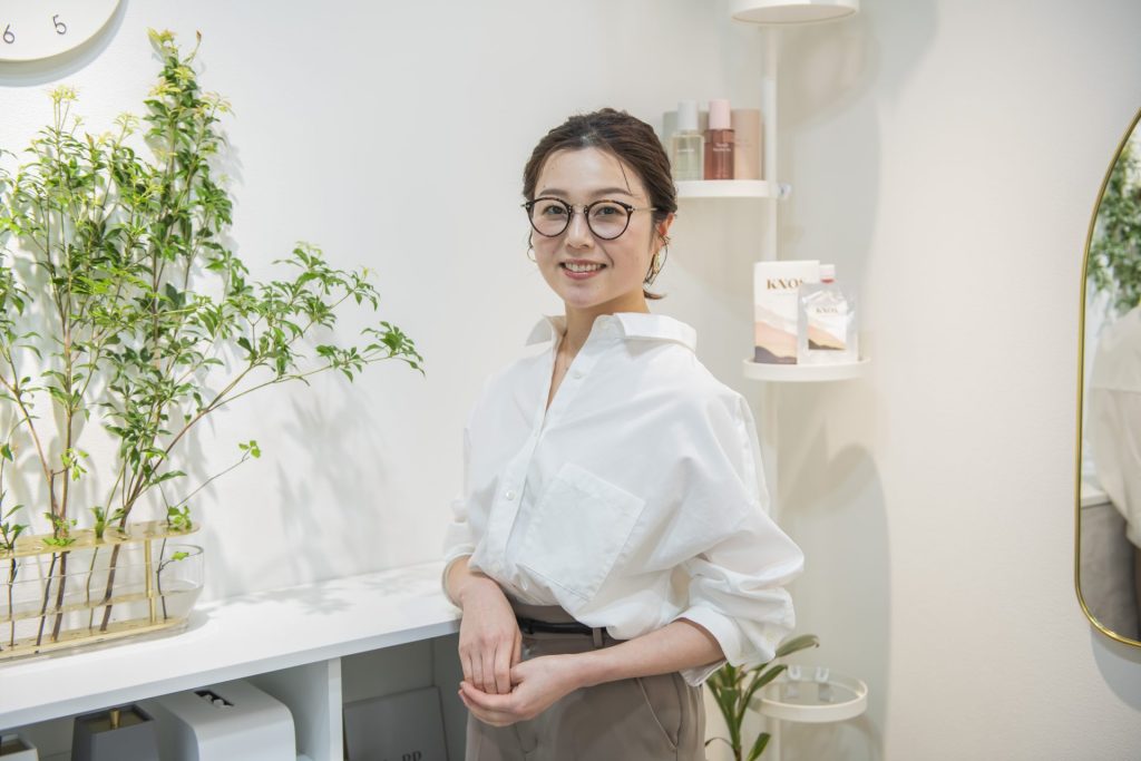 サロンワークからヘアメイクまで。トータルビューティで活躍する美容師のライフワークバランス